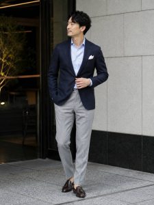 男性のチノパンとスラックス