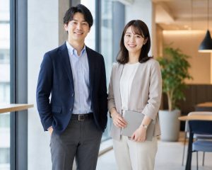 交流会に参加する男性のビジネスカジュアル